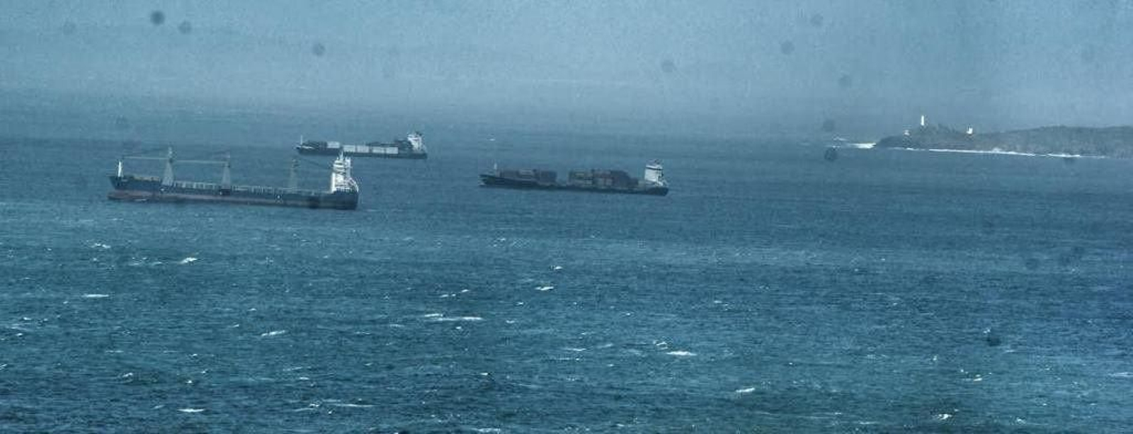 Barcos fondeados en las Cíes en la zona delimitada por la Autoridad Portuaria durante una tormenta de invierno. Hasta una docena o incluso más.