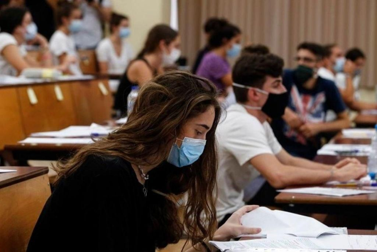 Una alumna revisa sus apuntes en un aula de la Universidad de Santiago de Compostela.