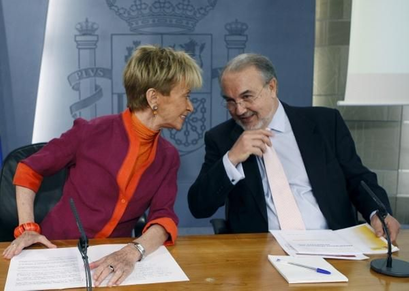 De la Vega conversa con Pedro Solbes durante la rueda de prensa.