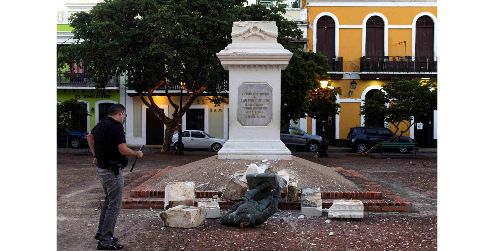 La estatua de Juan Ponce de León, primer gobernador de Puerto Rico, fue derrumbada en un acto de vandalismo en El Viejo San Juan, el casco histórico de la capital caribeña. EFE/ Thais Llorca