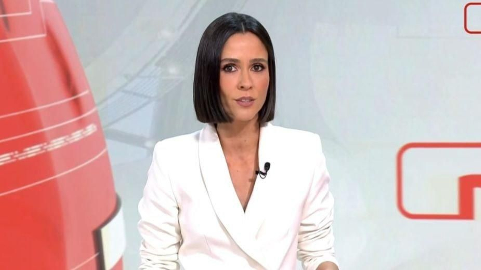 Alba Lago en el nuevo plató de Noticias Cuatro. // Instagram (@noticiascuatro)