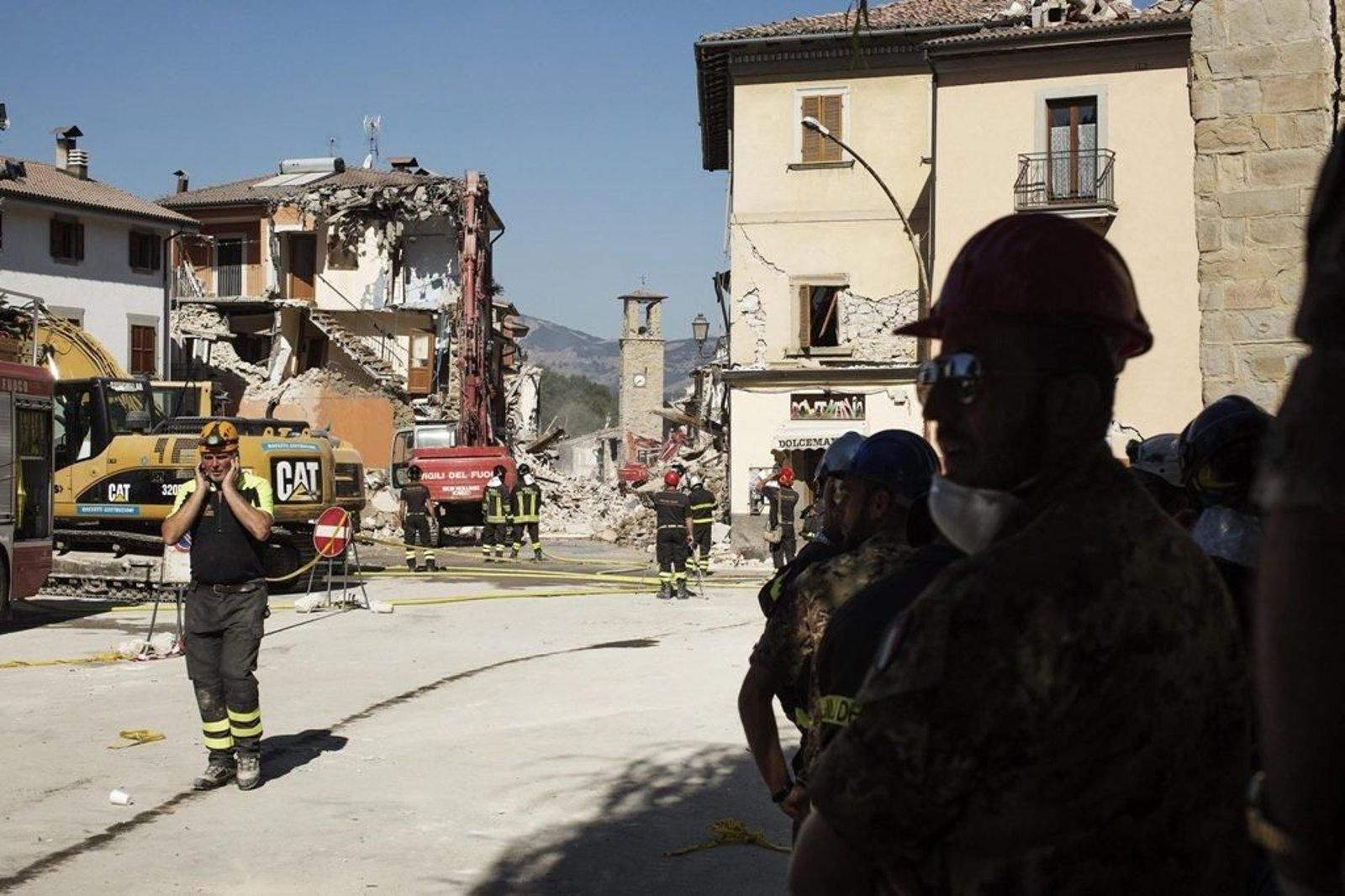 Las excavadoras van tirando los pocos edificios de Amatrice que no se desplomaron.