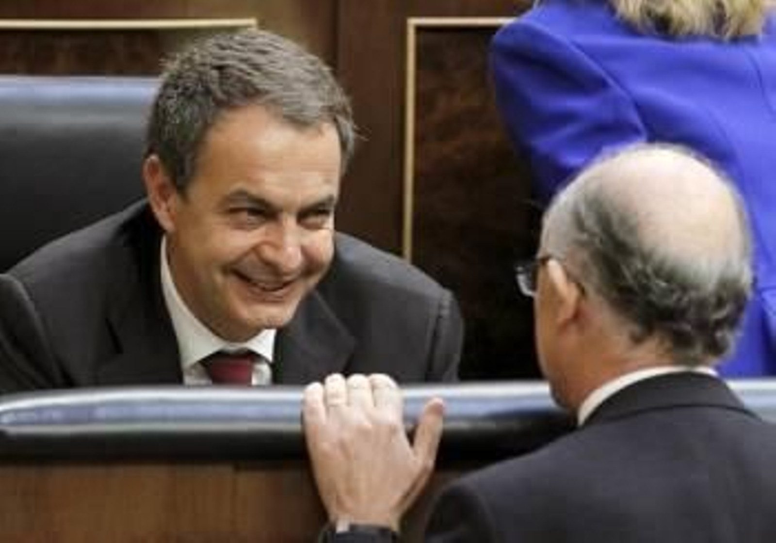Zapatero conversa con Montoro durante el pleno. Foto: Chema Moya