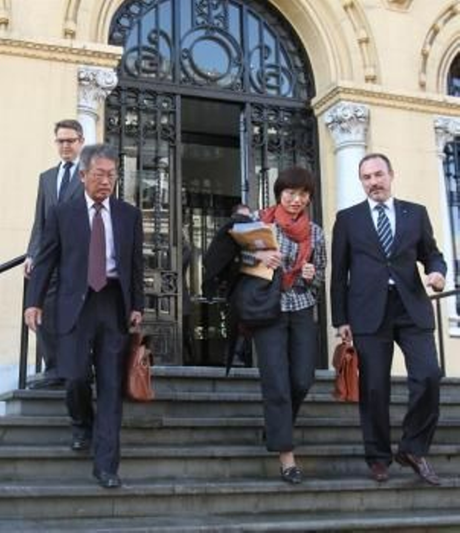 El consejero delegado de Suzuki Motor España, Masayoshi Ito (i), tras finalizar en la sede del gobierno regional la reunión con el presidente del Principado, Javier Fernández, en la que la multinacional japonesa ha anunciado su decisión 'irreversible' de