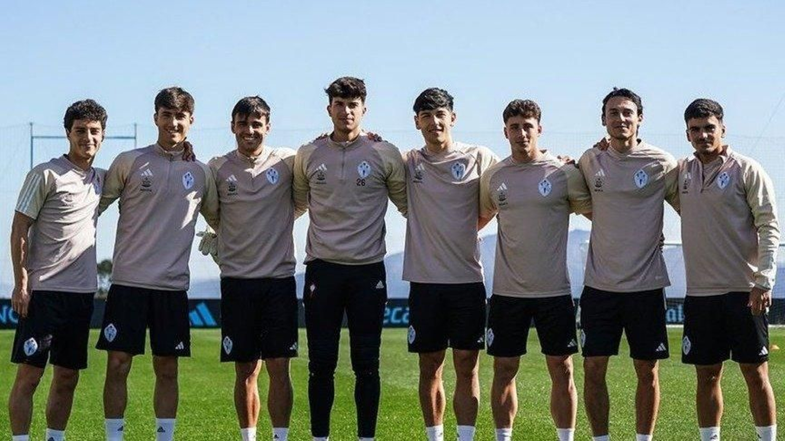 De izquierda a derecha, Hugo Álvarez, Javi Rodríguez, Miguel Román, Coke Carrillo, Yoel Lago, Pablo Durán, Joel López y Damián Rodríguez, ayer en Afouteza.