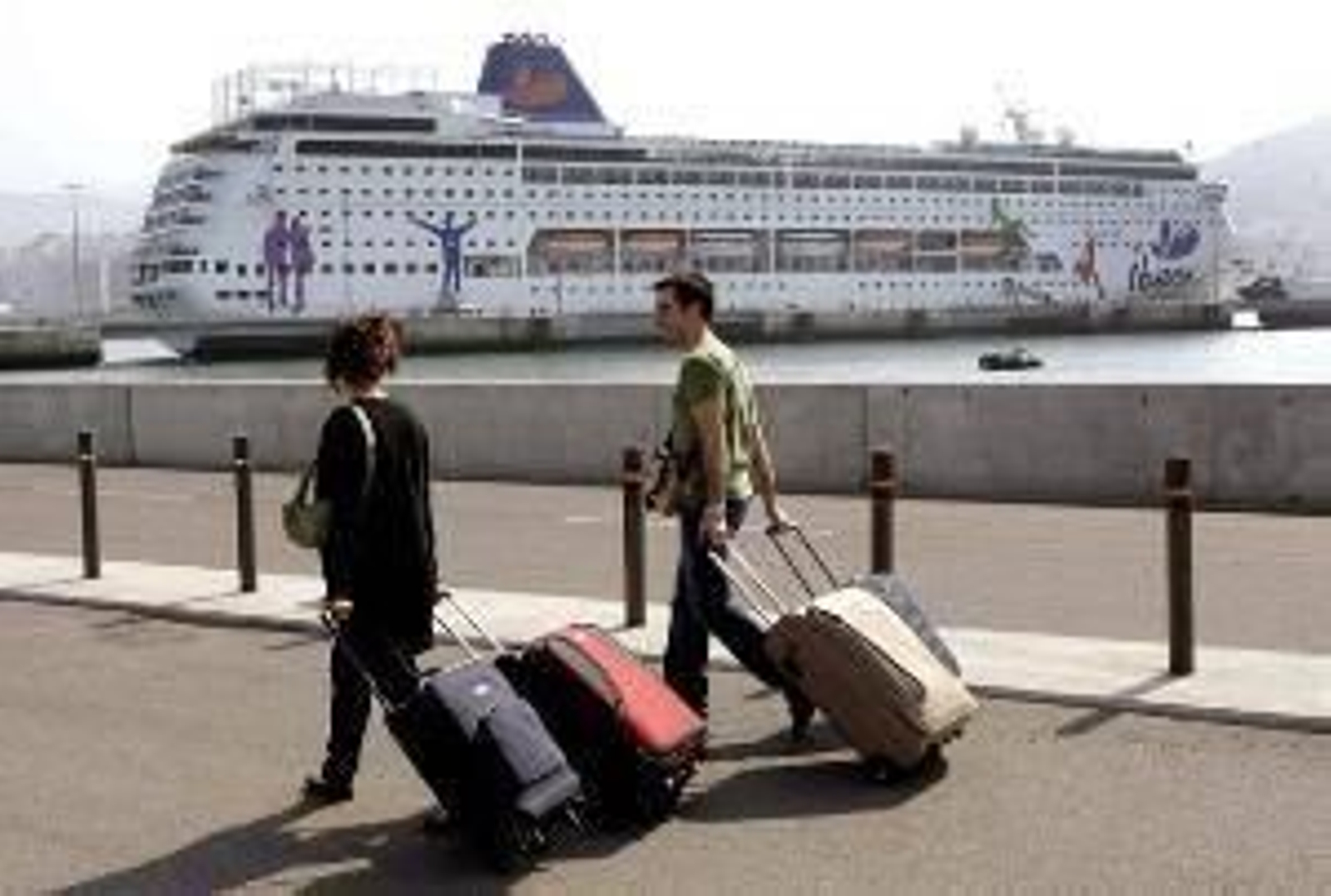 Dos turistas en el puerto de Getxo.
