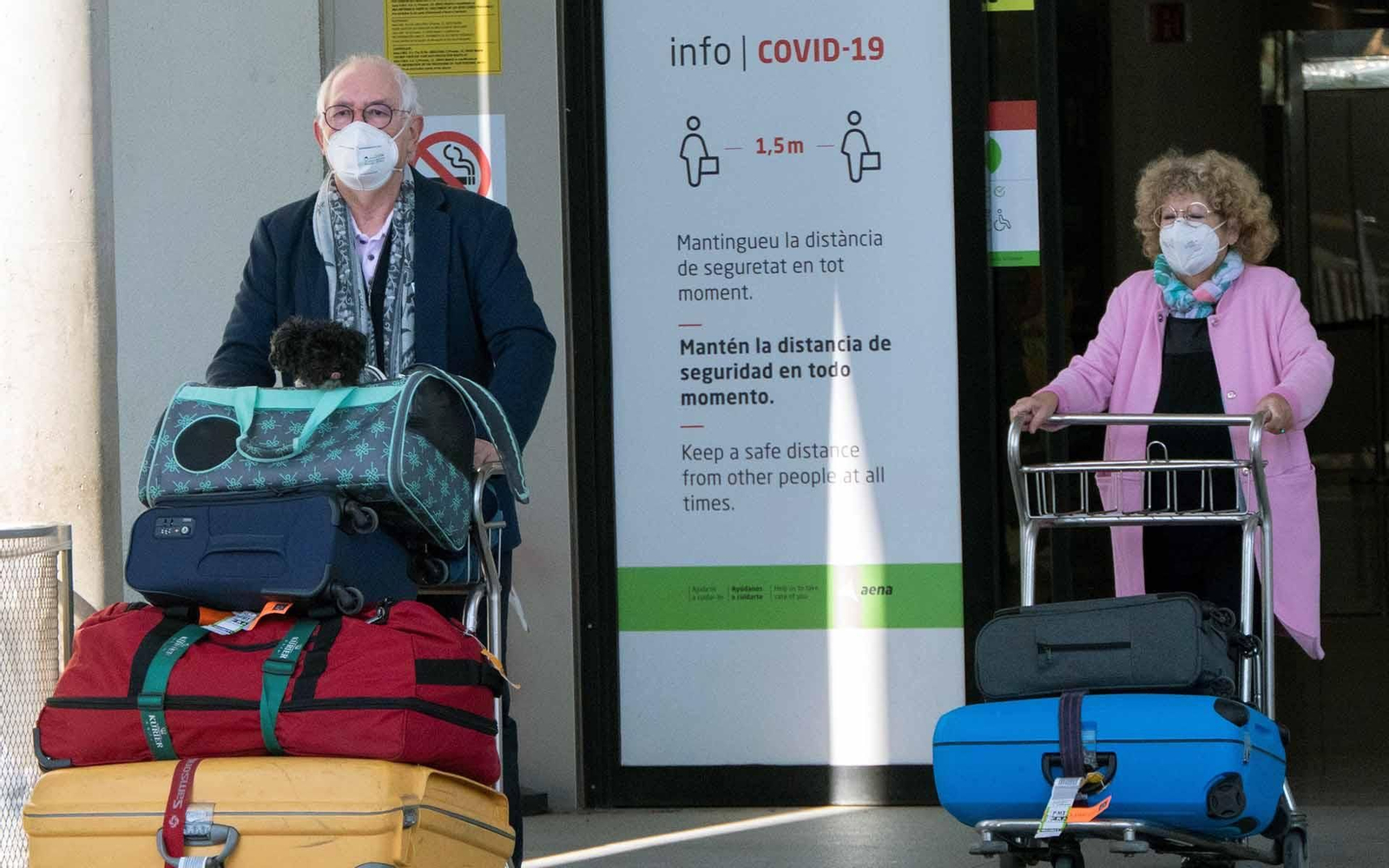 Pasajeros a su llegada al aeropuerto de Palma de Mallorca. EFE/CATI CLADERA.