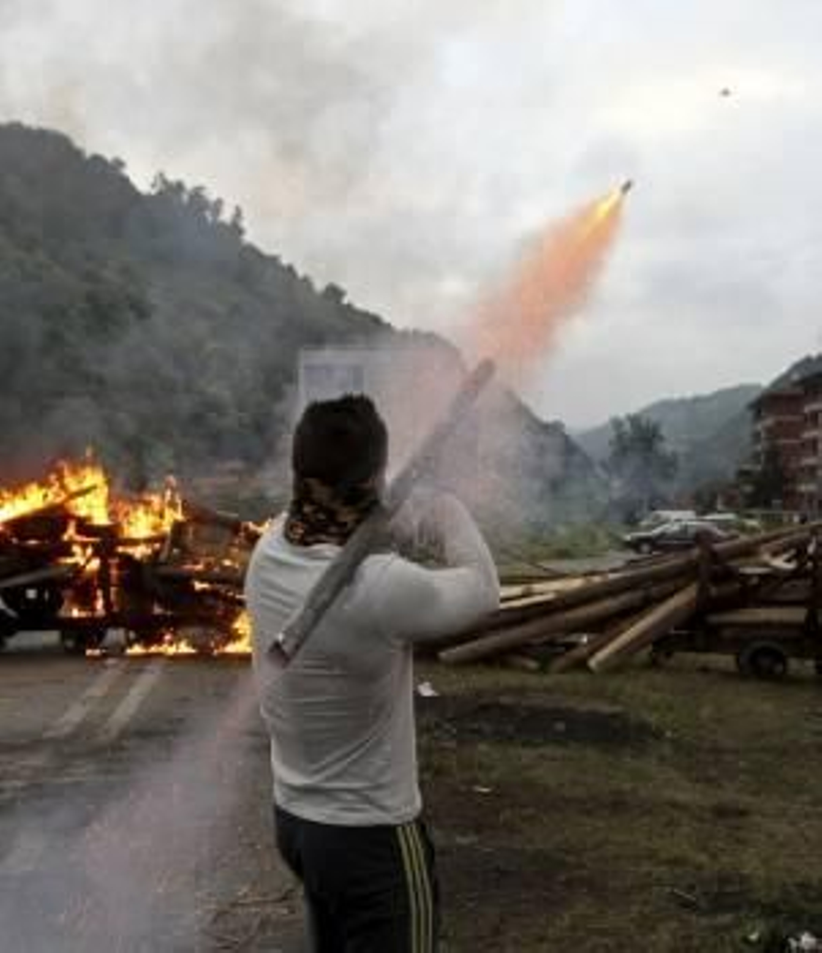 Un minero dispara un cohete contra el helicóptero. (Foto: J.L. CEREIJIDO)