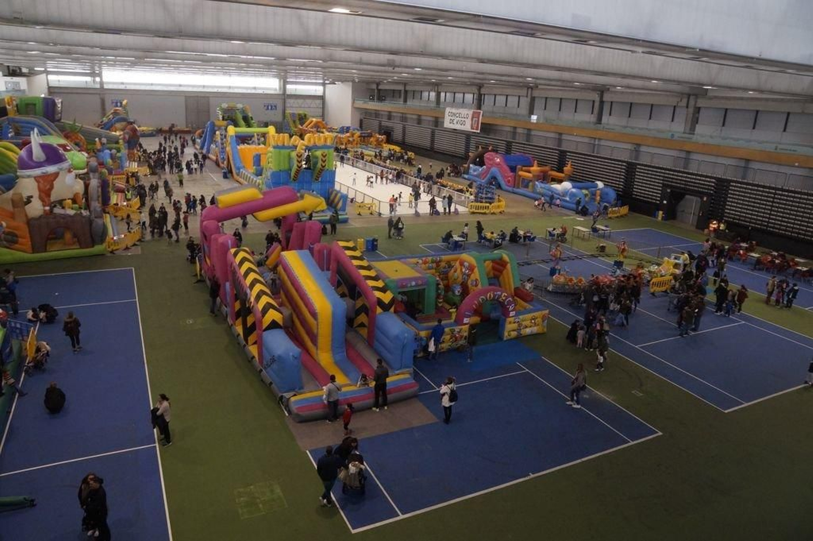 Vista general del parque de ocio familiar instalado en el Ifevi.