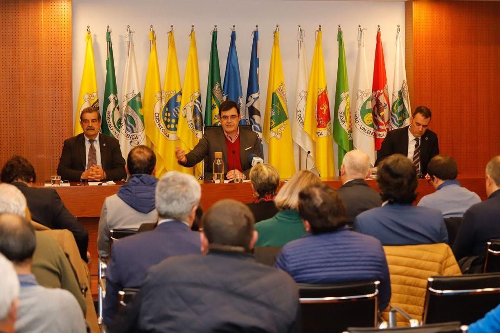 Los alcaldes de Valença y Tui intercambiaron las banderas de las dos ciudades que a partir de ahora ondearán en todos los actos públicos.