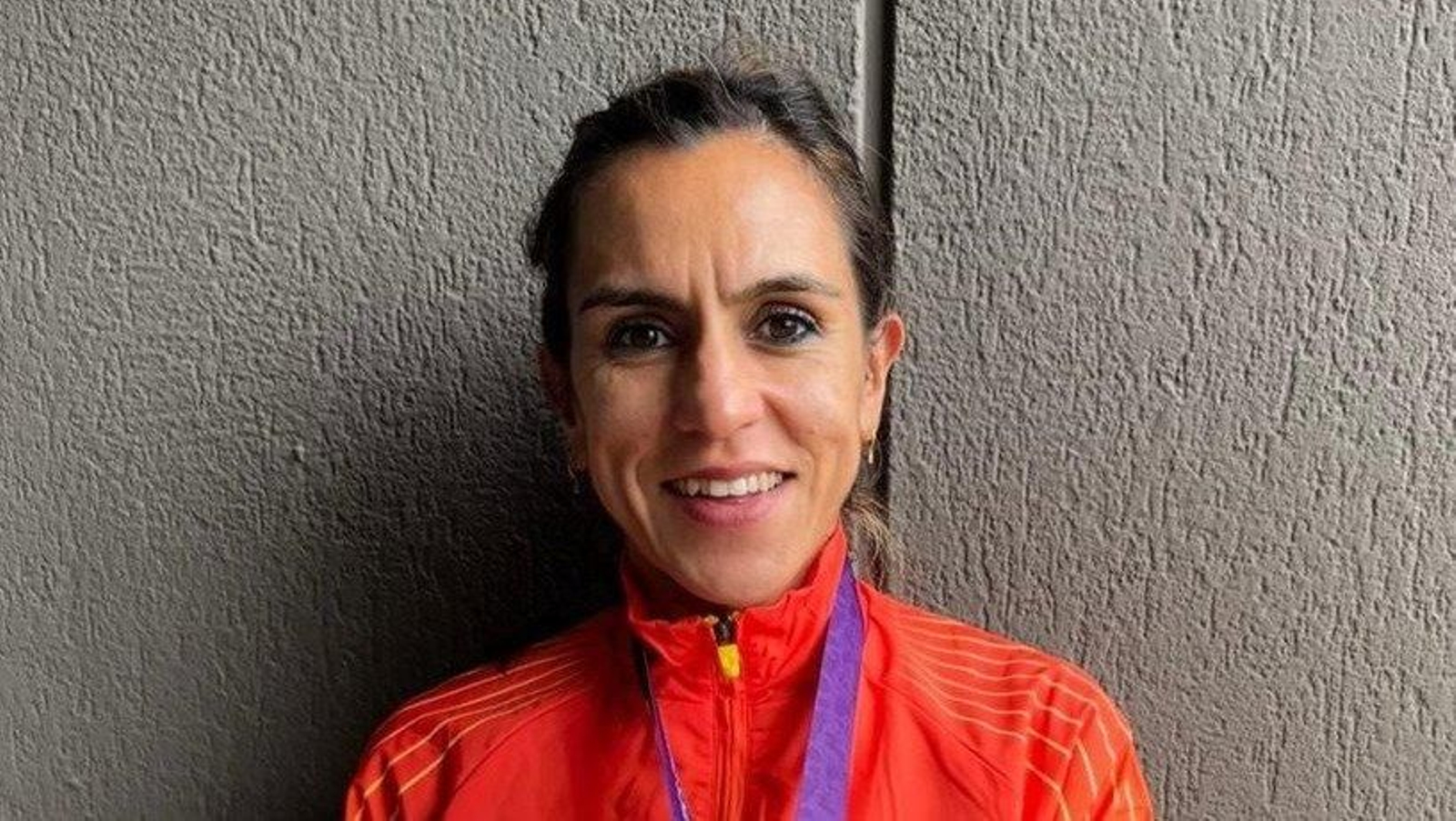 Ester Navarrete, con la mascota y la medalla del Europeo.