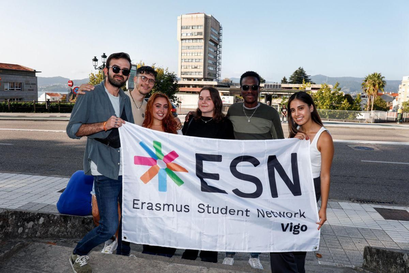 Seis alumnos de Erasmus de la Universidad posan ante el Concello y cuentan sus experiencias en Vigo.