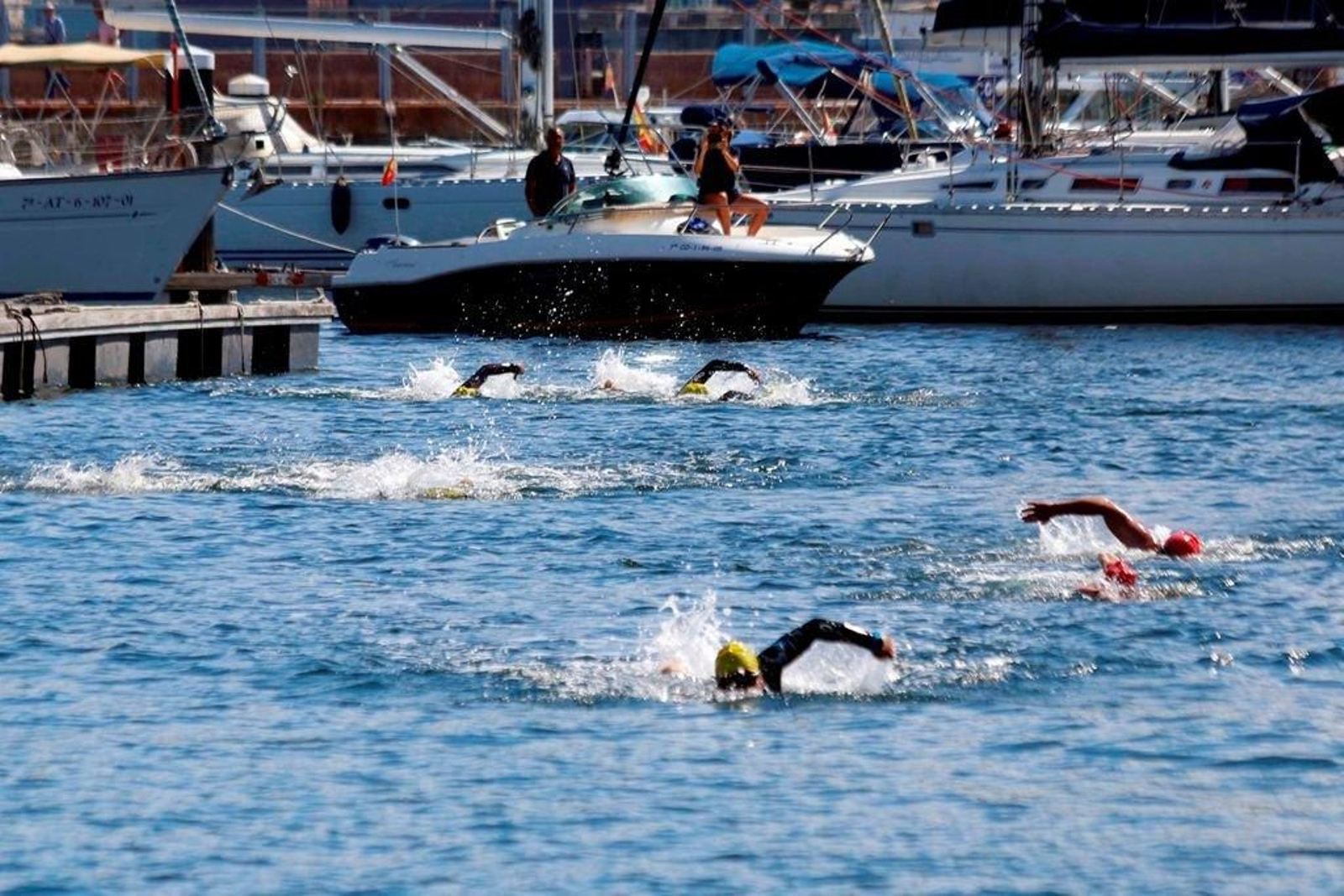 Un grupo de nadadores recorre los últimos metros de la travesía a su llegada a la dársena del Real Club Náutico de Vigo.