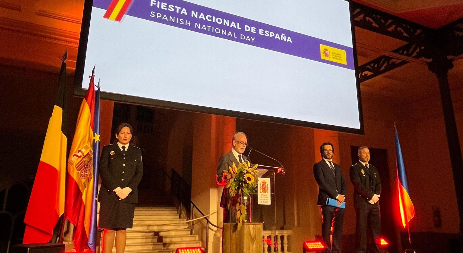 El embajador saluda a los asistentes a la recepción con motivo de la Fiesta Nacional de España.
