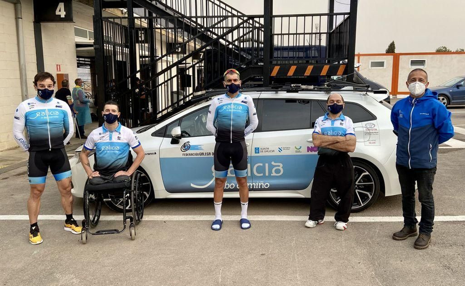 Severino Mata, en el centro, posa antes de competir.