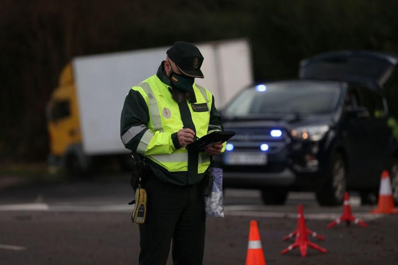 La Guardia Civil realiza controles en los accesos a la ciudad para vigilar la movilidad // Alberte