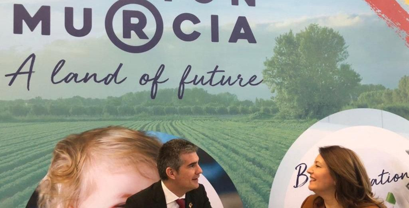 El consejero se reunió con su homóloga en Andalucía en el stand de la Región de Murcia