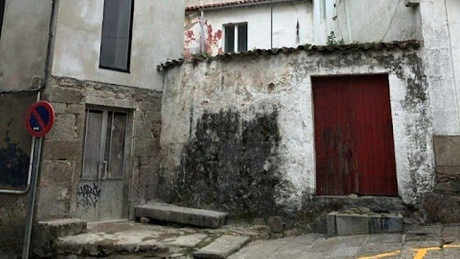 El Concello tiene dos sentencias que lo obligan a eliminar estas barreras arquitectónicas.