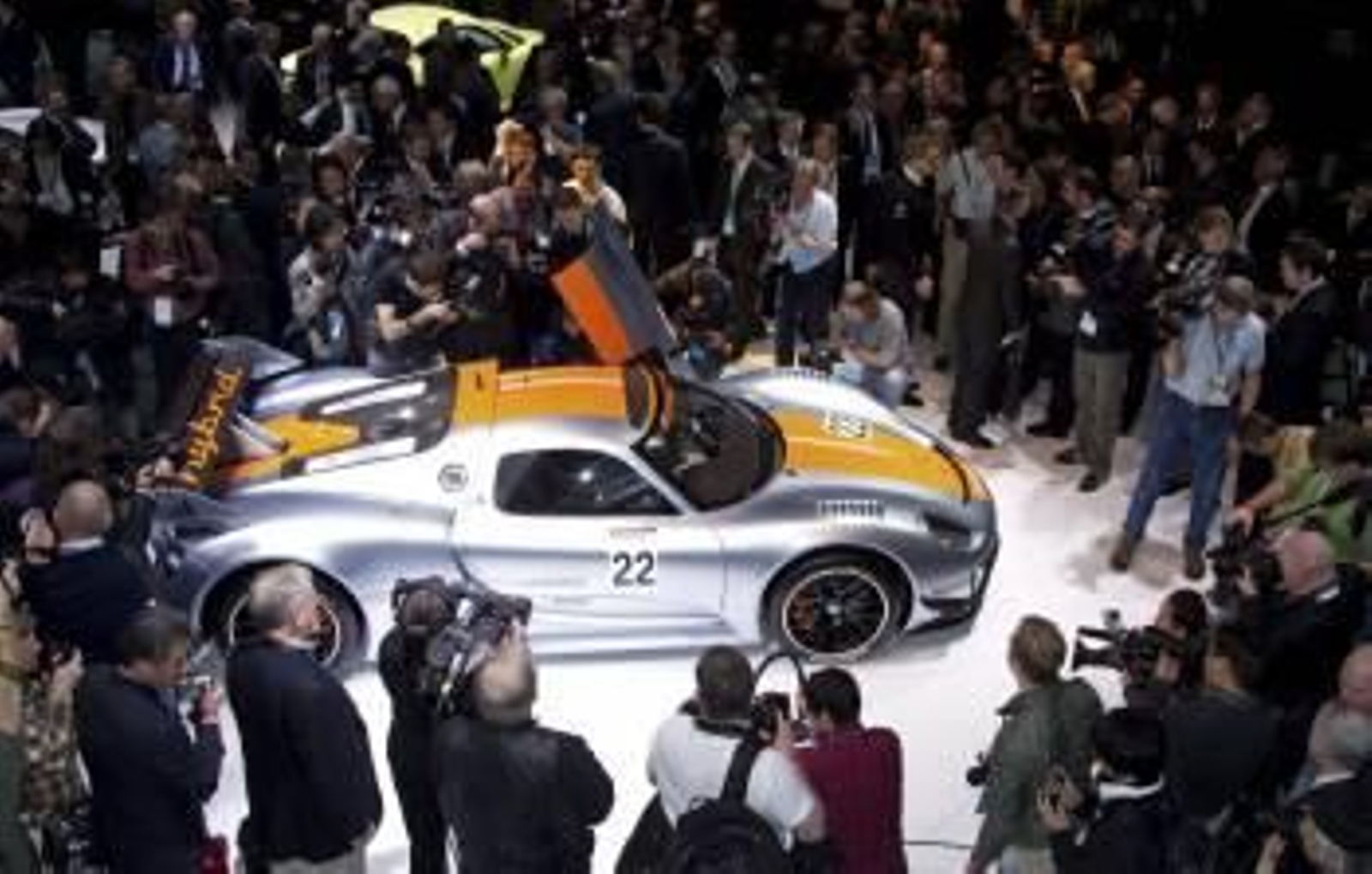 Periodistas contemplan al nuevo Porsche 918 RSR en el salón de Detroit. (Foto: FRISO GENTSCH)