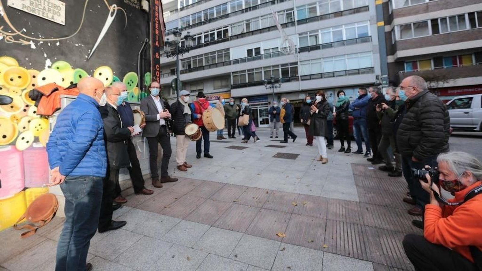 A rúa Ricardo Portela acolleu o terceiro homenaxe do día ao mestre gaiteiro que lle dá nome.