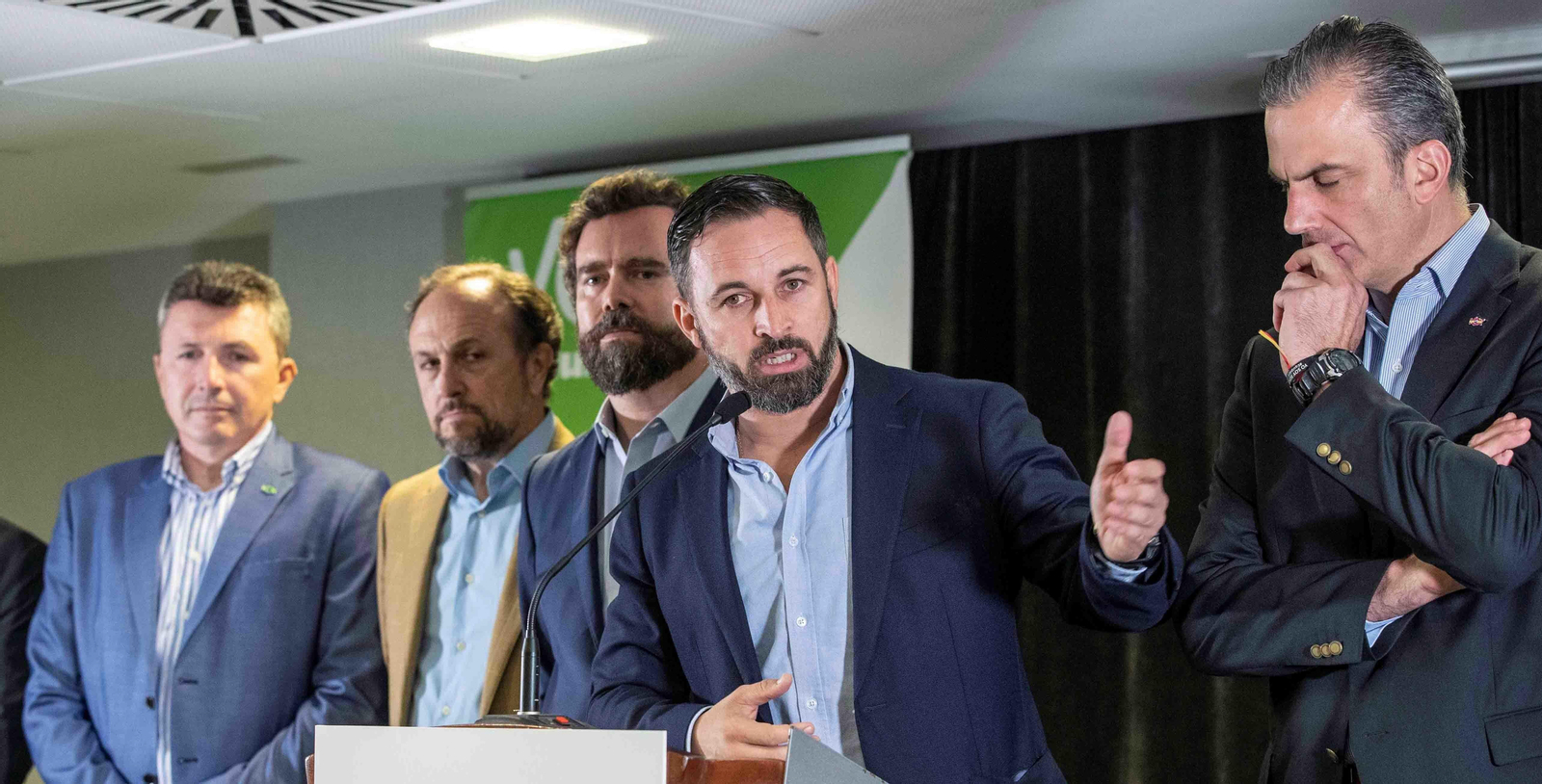 El presidente de Vox Santiago Abascal (2d) acompañado por el secretario general Javier Ortega Smith (d), e Iván Espinosa de los Monteros (3i. Archivo. EFE/Marcial Guillén
