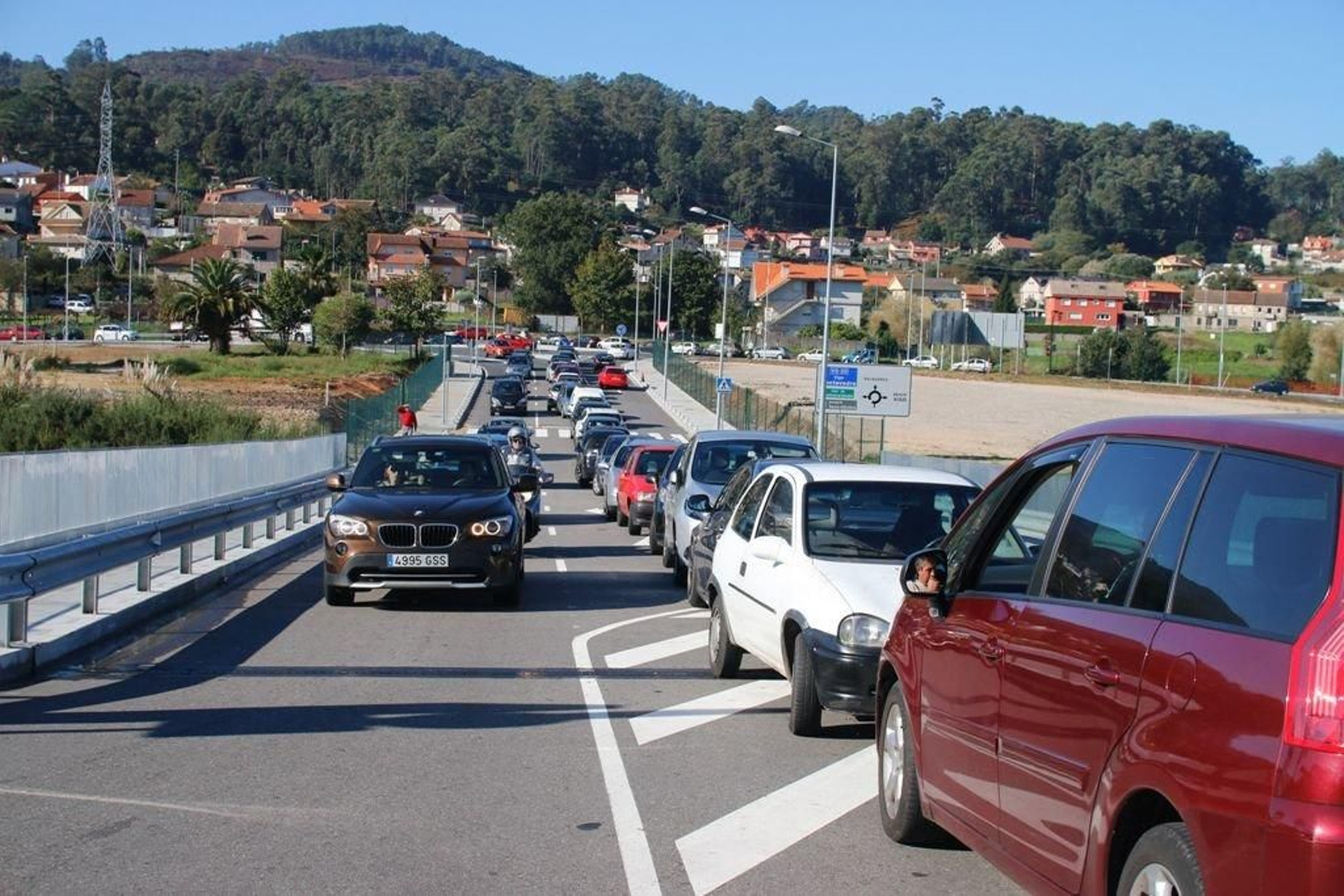 El estacionamiento de vehículos, indiscriminado, en el recinto del nuevo hospital Álvaro Cunqueiro.