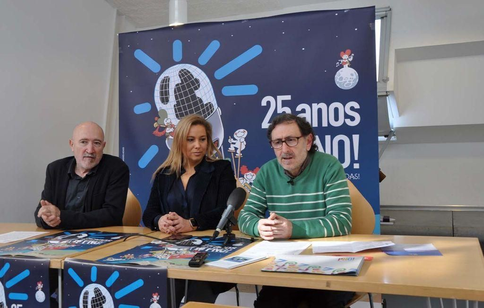 Santiago Veloso, Mónica Valderrama e Xerardo Feijoo, onte na presentación no campus vigués.