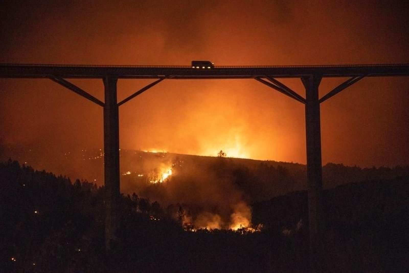 Un coche ayer sobre la autovía.