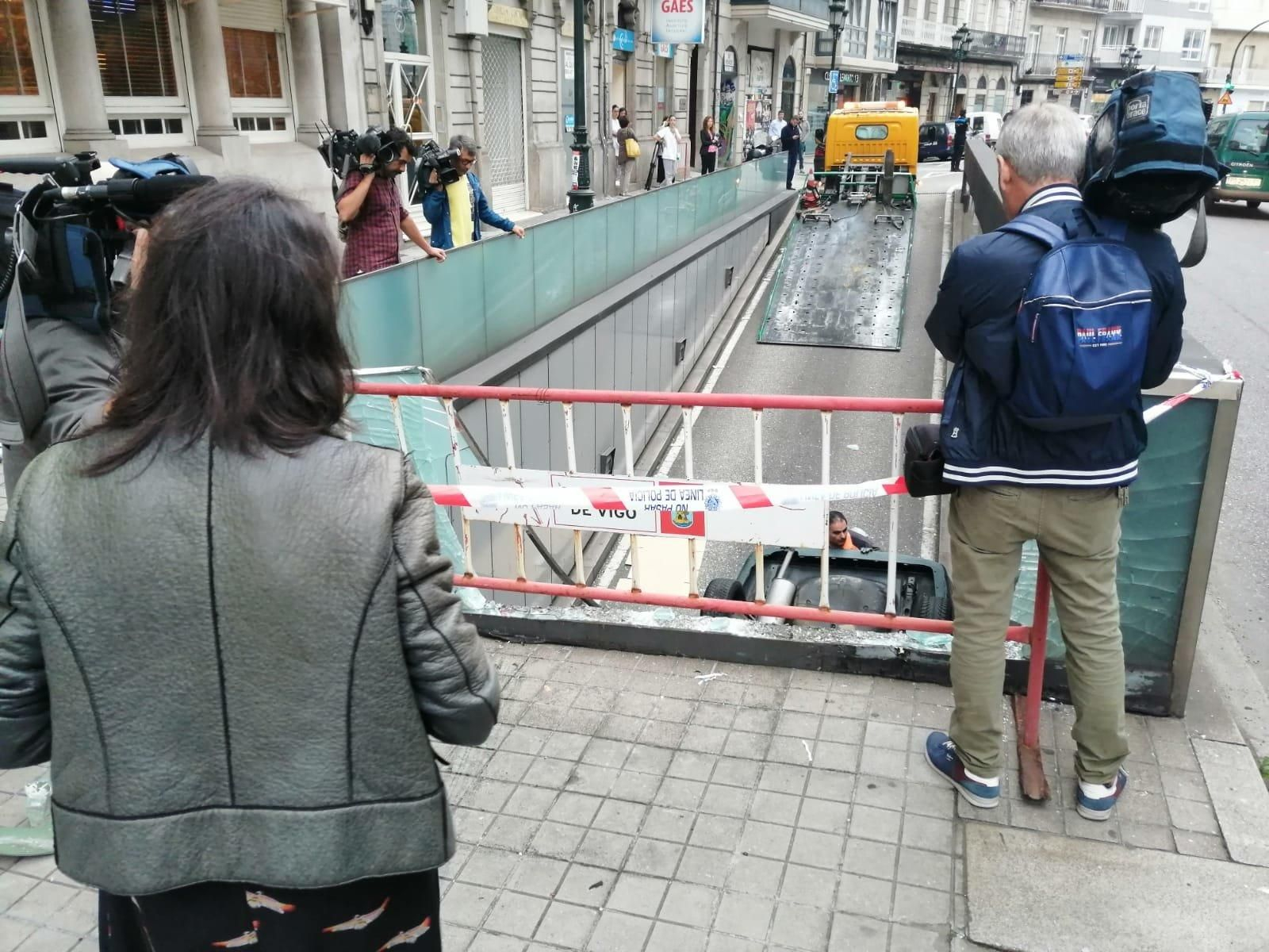 Un coche se precipito al párking en la calle Lepanto // Vicente Alonso
