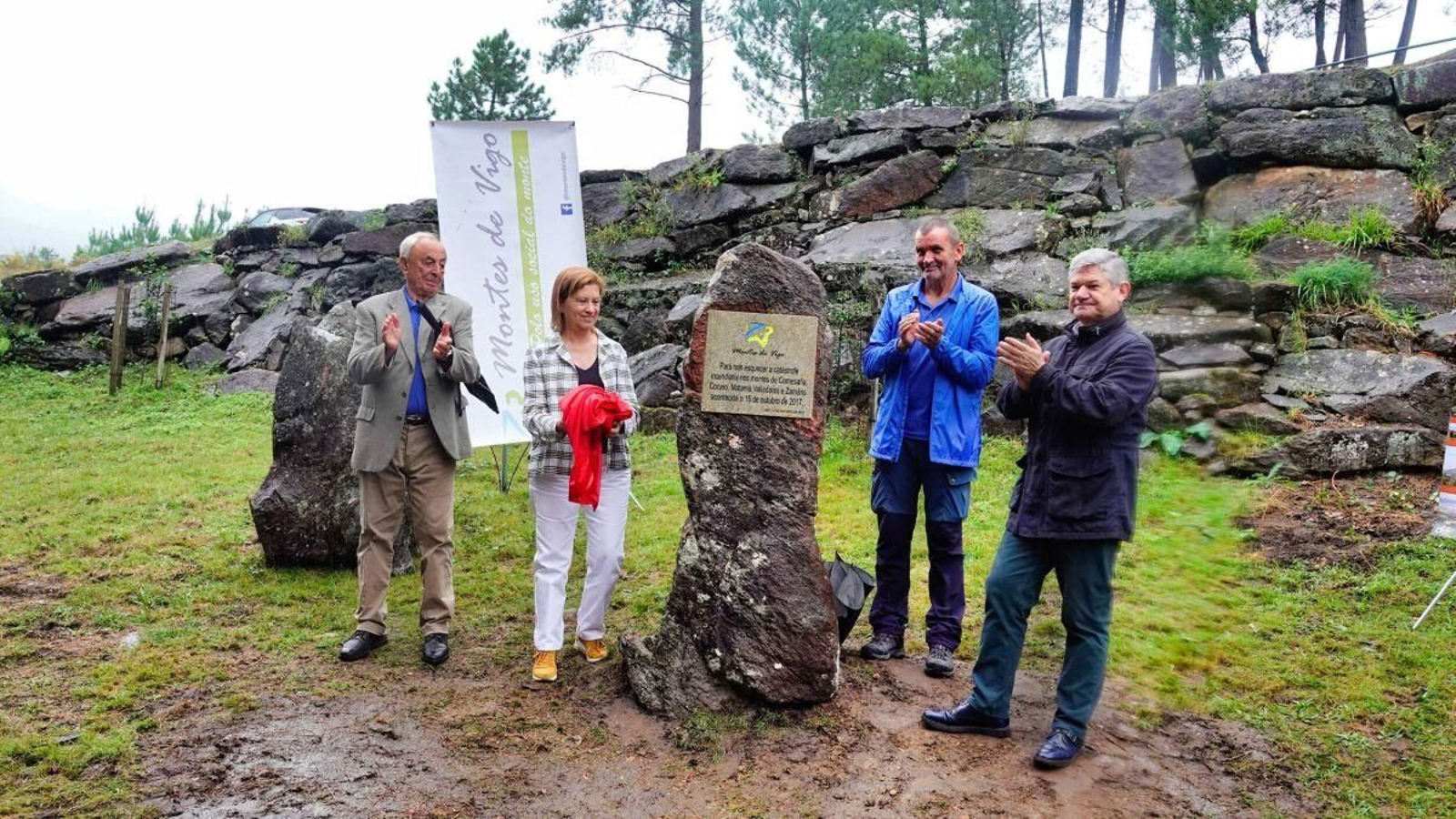 Uxío González, presidente de Montes de Vigo, como Espinosa y Chan, del Concello y Medio Rural, destapando el monolito de recuerdo de los incendios.