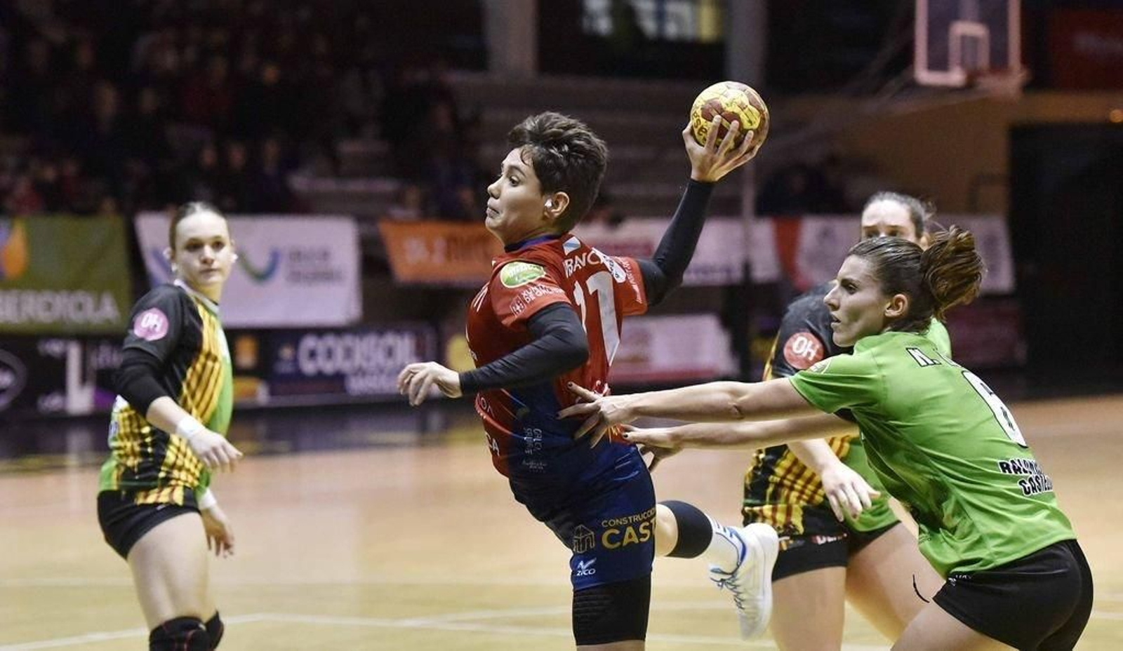 Cecilia Cacheda lanza a portería en un partido con el Porriño.
