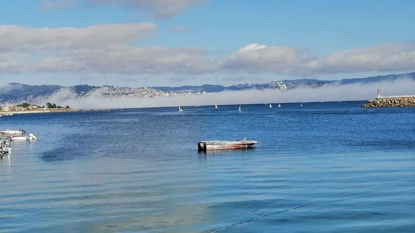 La niebla invadió la ría de Vigo por la tarde
