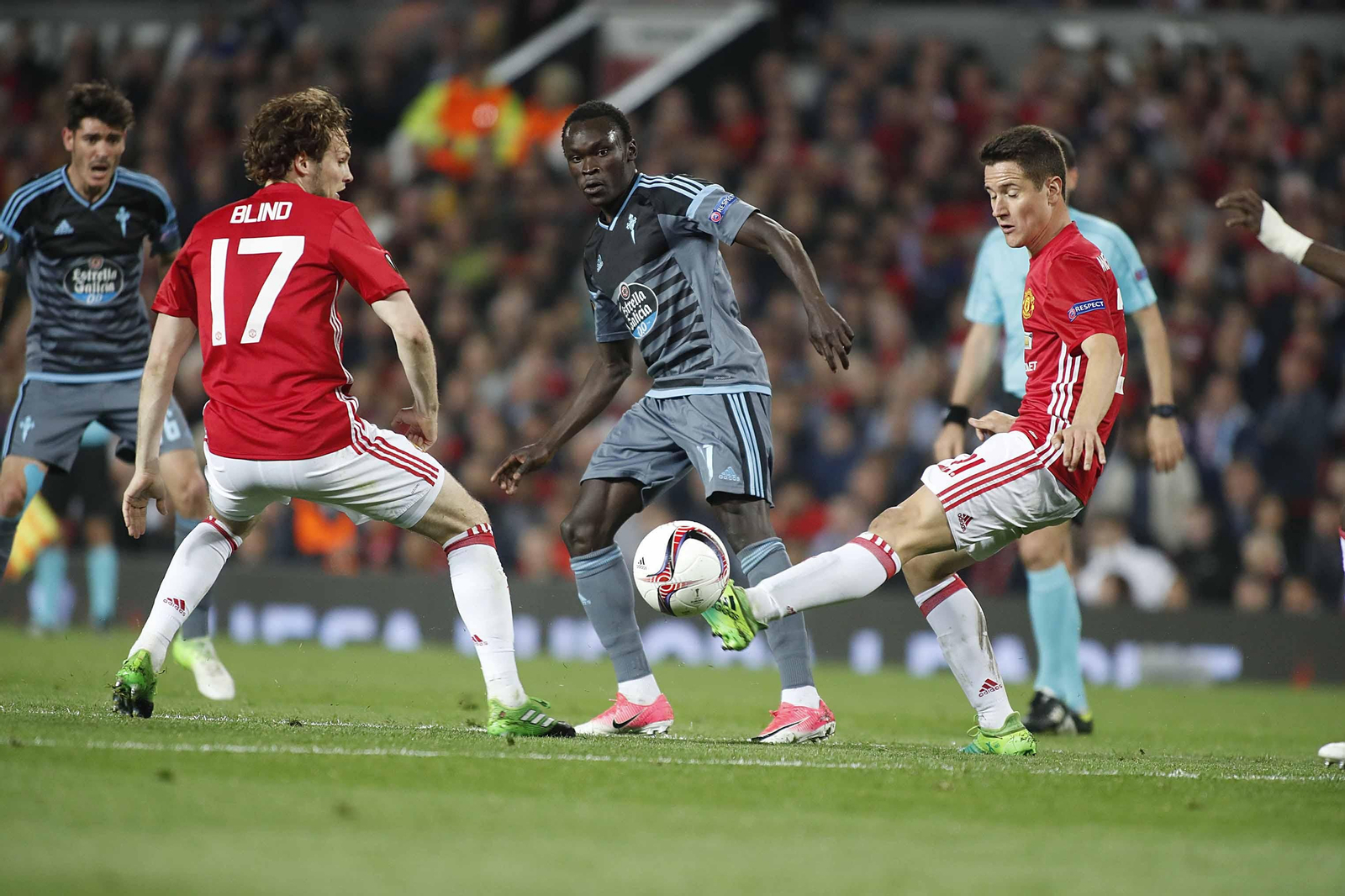 Las mejores imágenes del partido de vuelta entre Manchester United y Celta (1-1). // J.V. Landín