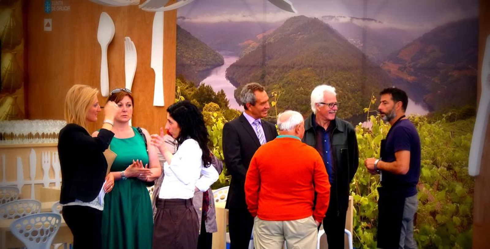 Varios asistentes a los actos de "Galicia, Pórtico Universal" en una degustación de productos gallegos.