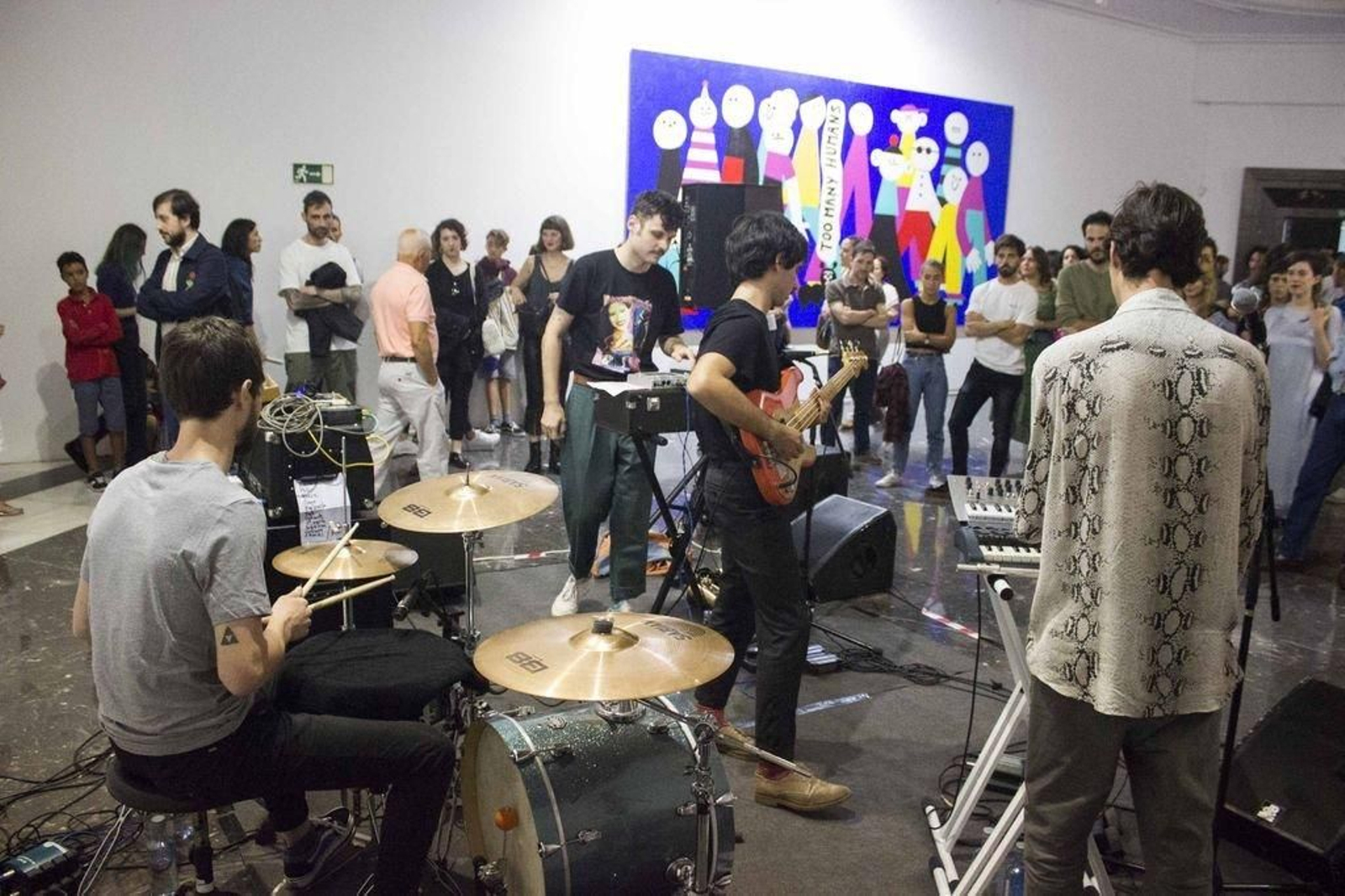 En la imagen de arriba, la presentación del poemario “Hacialaluz: Poesía, sonido e imaxe”, que tuvo lugar en el Espazo Anexo del Marco con Constance Hurlé y Rui Grenha. En la fotografía inferior, el concierto que ofrecieron Mundo  Prestigio en la Casa das Artes, con un repertorio a base de hip hop, soul y pop.