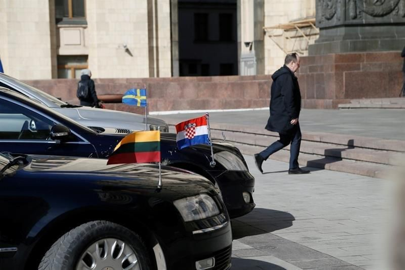 Vehículos de diplomáticos permanecen aparcados junto a la sede del Ministerio de Asuntos Exteriores en Moscú