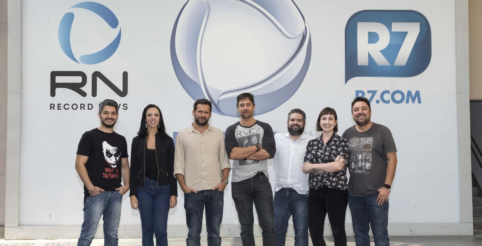 BRA01. SÃO PAULO (BRASIL), 14/02/2020.- Fotografía cedida por TV Record este viernes, muestra a parte del equipo responsable de la serie "A Besta" da voz a los migrantes "marginados", galardonada con los Premios Rey de España, (i-d) el sonoplasta Rafael Ramos; el jefe de redacción Pablo Toledo; la jefa de reportaje Renata Garofano; el editor ejecutivo y responsable de proyectos especiales Gustavo Marcelo Costa; el reportero Romeu Piccoli; la editora finalizadora Natália Florentino y el jefe de reportaje Mateus Munin.El brasileño Gustavo Marcelo Costa, coordinador del equipo que este viernes fue galardonado con el Premio de Periodismo Rey de España, afirmó a Efe que el documental "A Besta" da voz a los migrantes "marginados" en Centroamérica que ponen su vida en peligro en busca de una vida mejor en EE.UU. EFE/ Antonio Chahestian/Divulgação Record TV