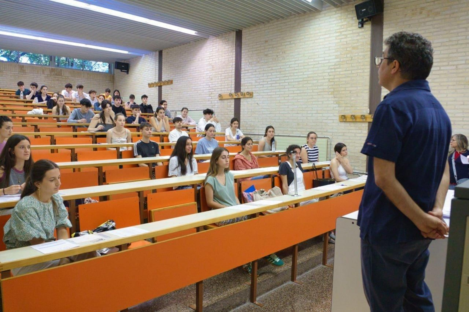 Un profesor explica cómo va a proceder el exámen.