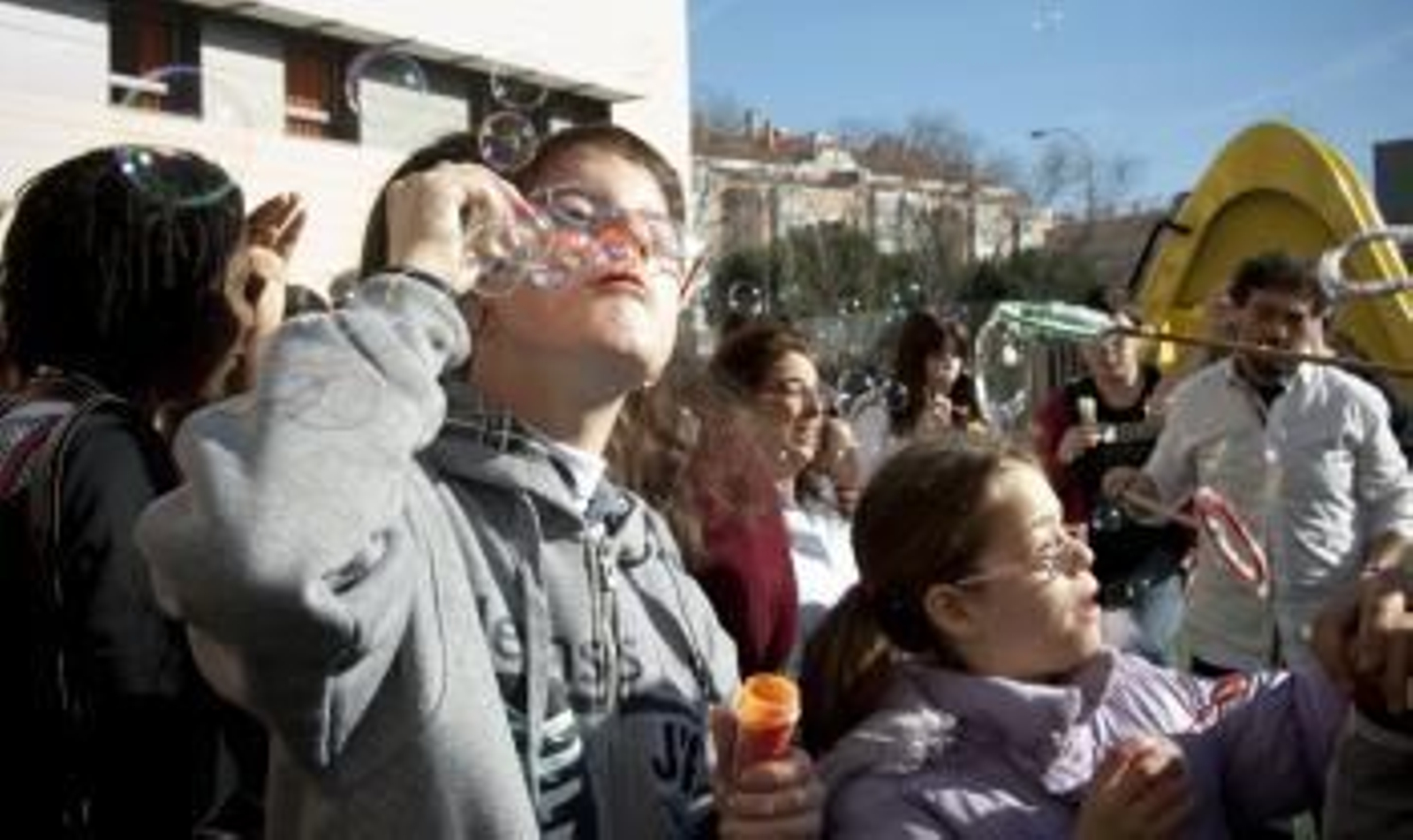 Más de 30.000 alumnos de colegios de diferentes puntos de España han querido hoy mostrar su solidaridad a los niños y jóvenes que padecen cáncer.