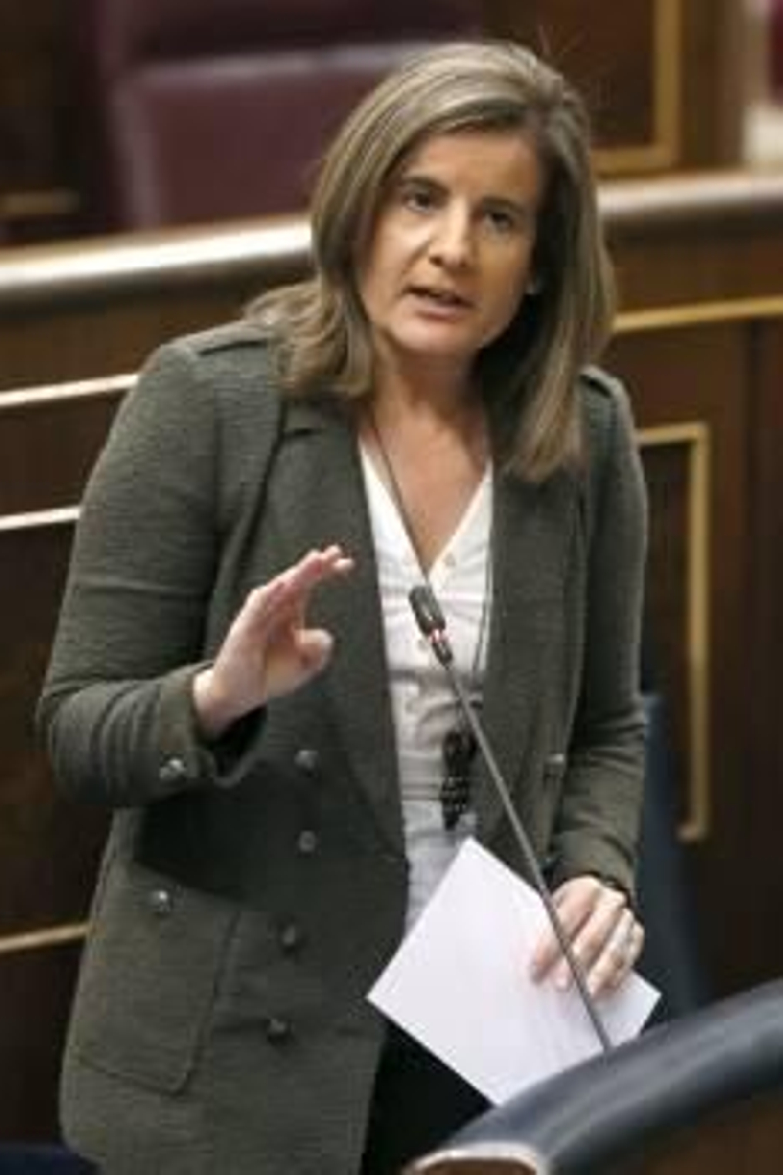 La ministra de Empleo, Fátima Báñez, durante su intervención en la sesión de control al Gobierno. (Foto: J.C. HIDALGO)