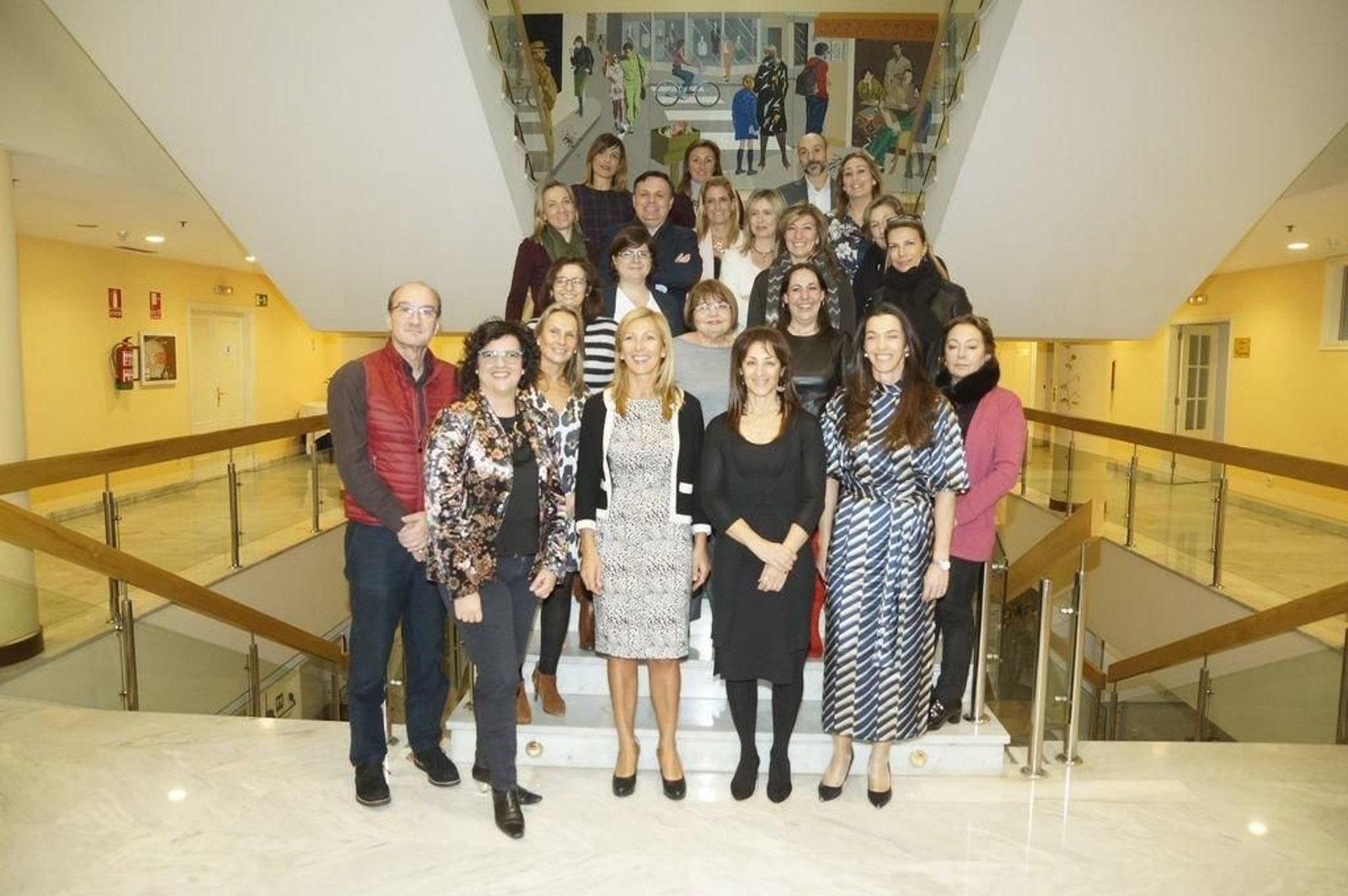 Chus Lago con las participantes en el encuentro.