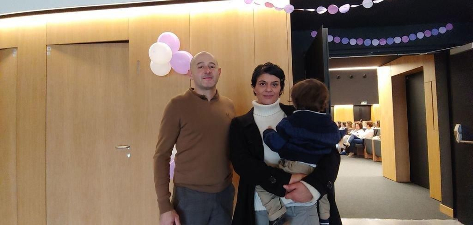 Miguel y Diana, con su hijo Damián, ayer en el salón de actos del Cunqueiro.