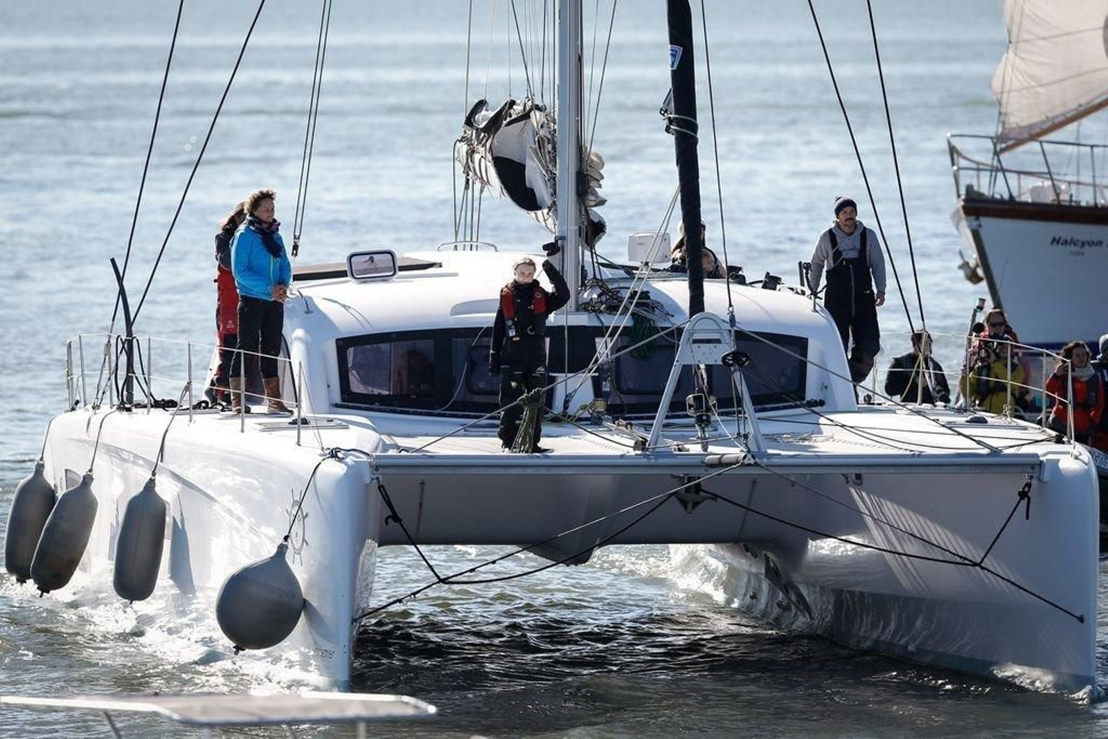 El catamarán de la activista sueca, en su entrada a puerto.