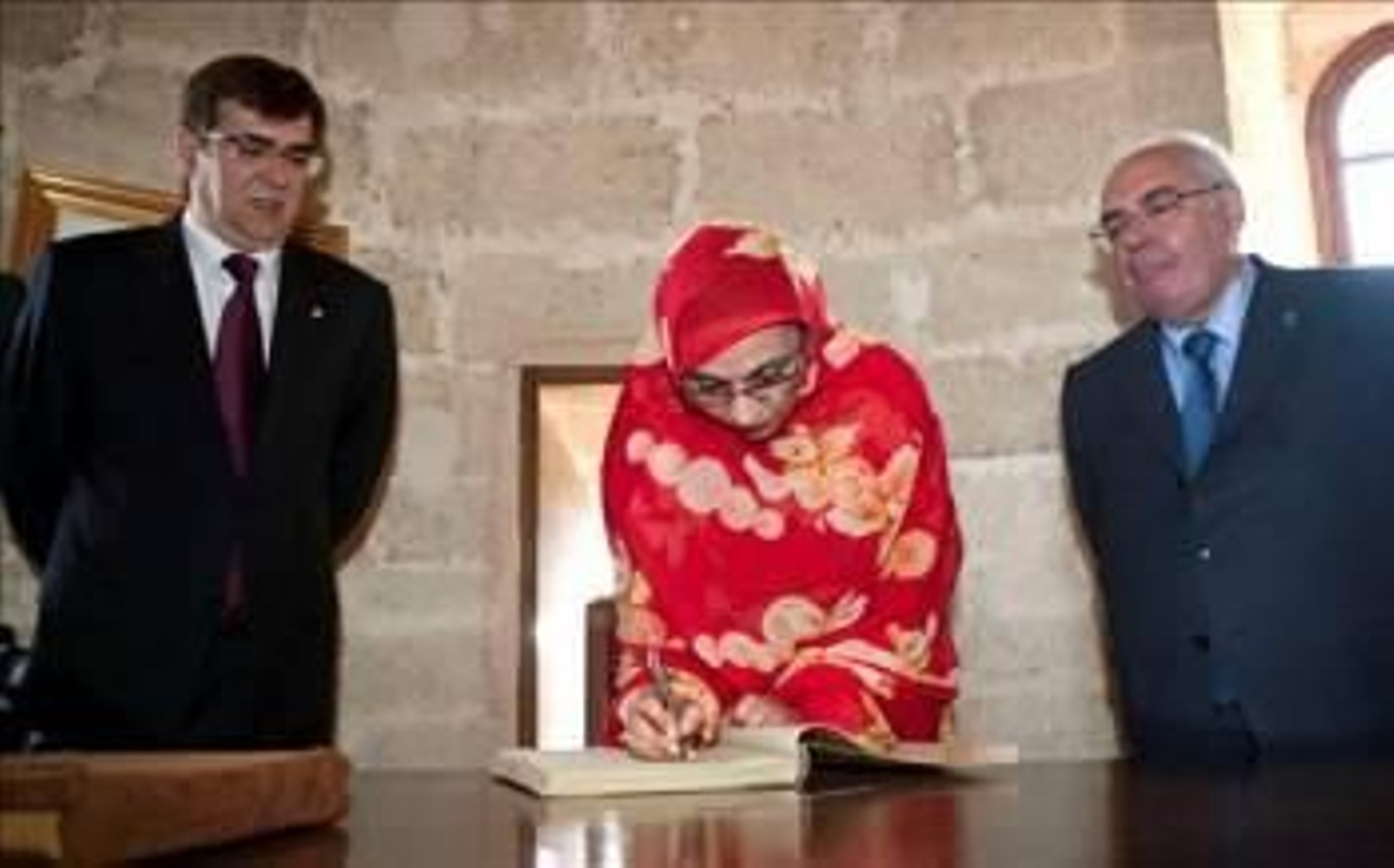 Francesc Antich, Aminatu Haidar y Vicente Álvarez Areces. (Foto: MONTSERRAT T. DÍEZ)