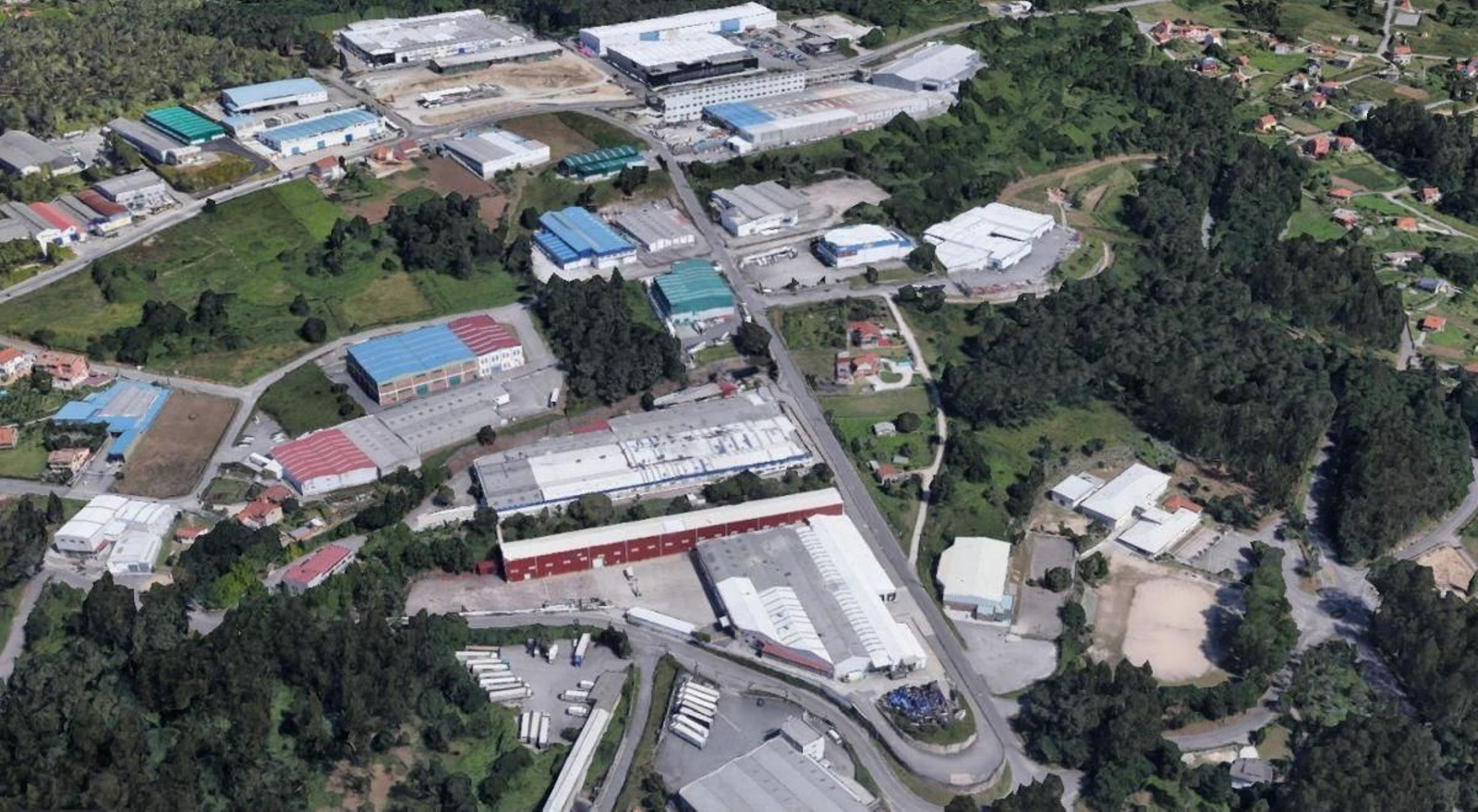 En primer plano (abajo en el centro de la imagen), la parcela que ocupa la multinacional Copo en Monte Faquiña.