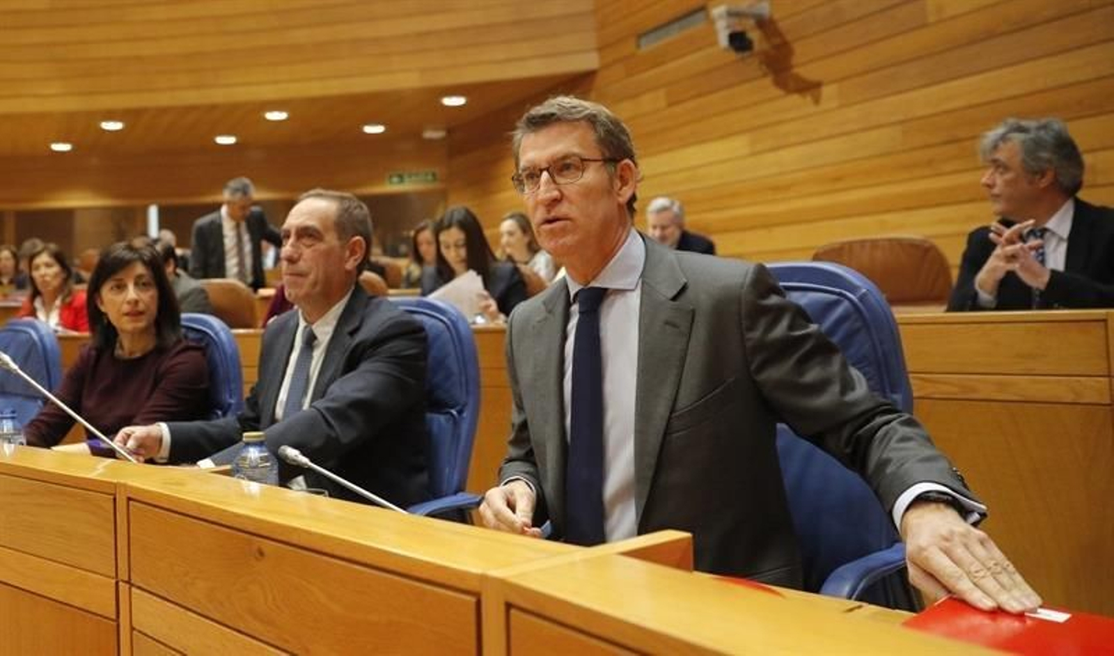 El presidente de la Xunta, Alberto Núñez Feijóo (d)