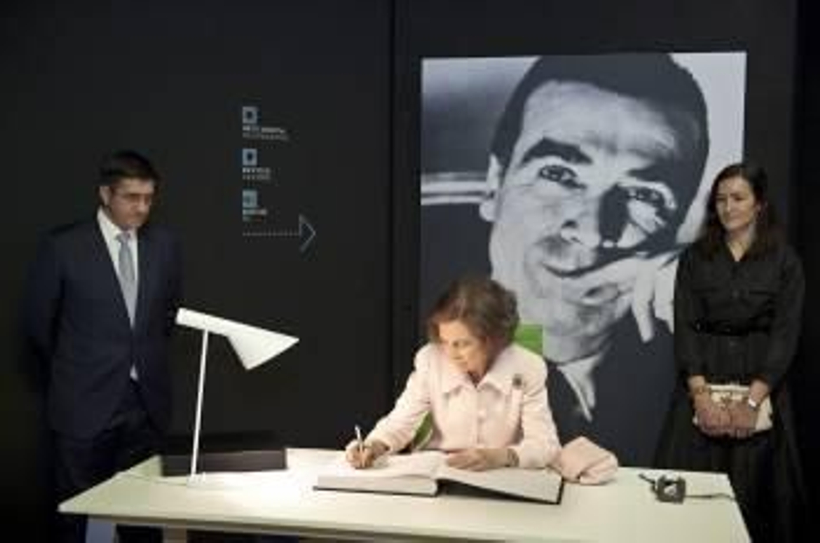 La reina firmando en el libro de visitas del museo guipuzcuano. (Foto: JON BERNÁRDEZ)