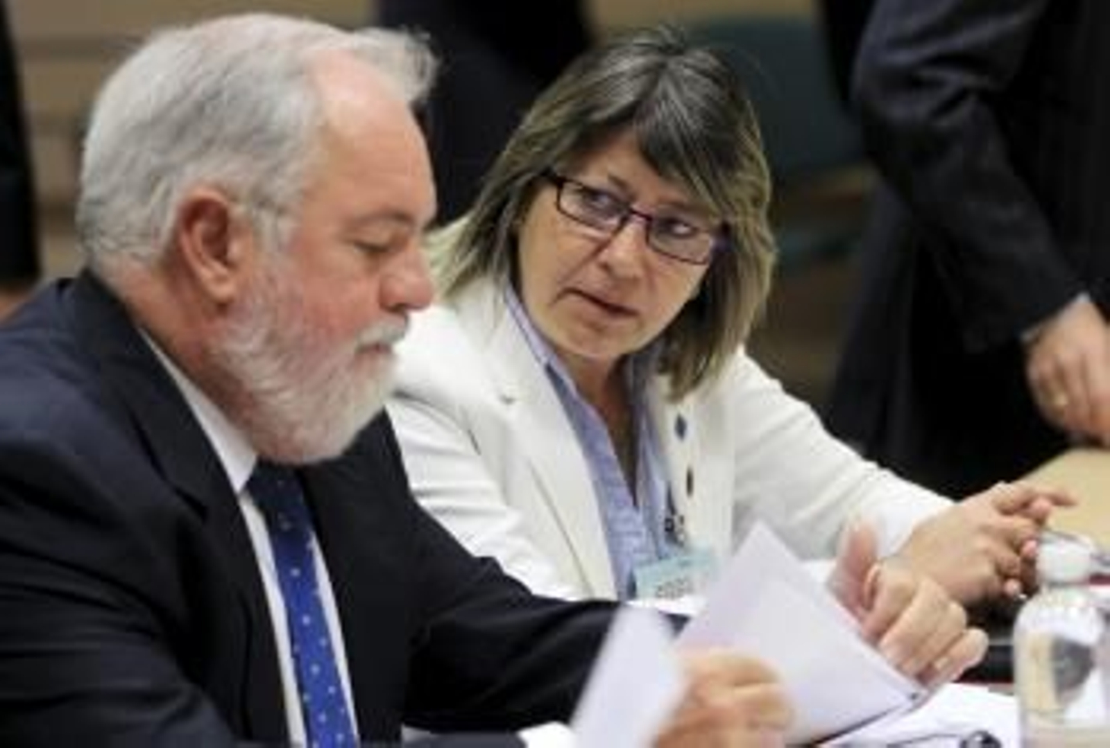 La consejera del Mar gallega, Rosa Quintana (d), conversa con el ministro de Agricultura del Gobierno español, Miguel Arias Cañete