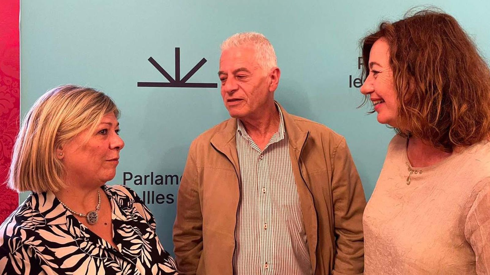 Francina Armengol con Adriana y Daniel, de la Agrupación Mallorca de San Pedro