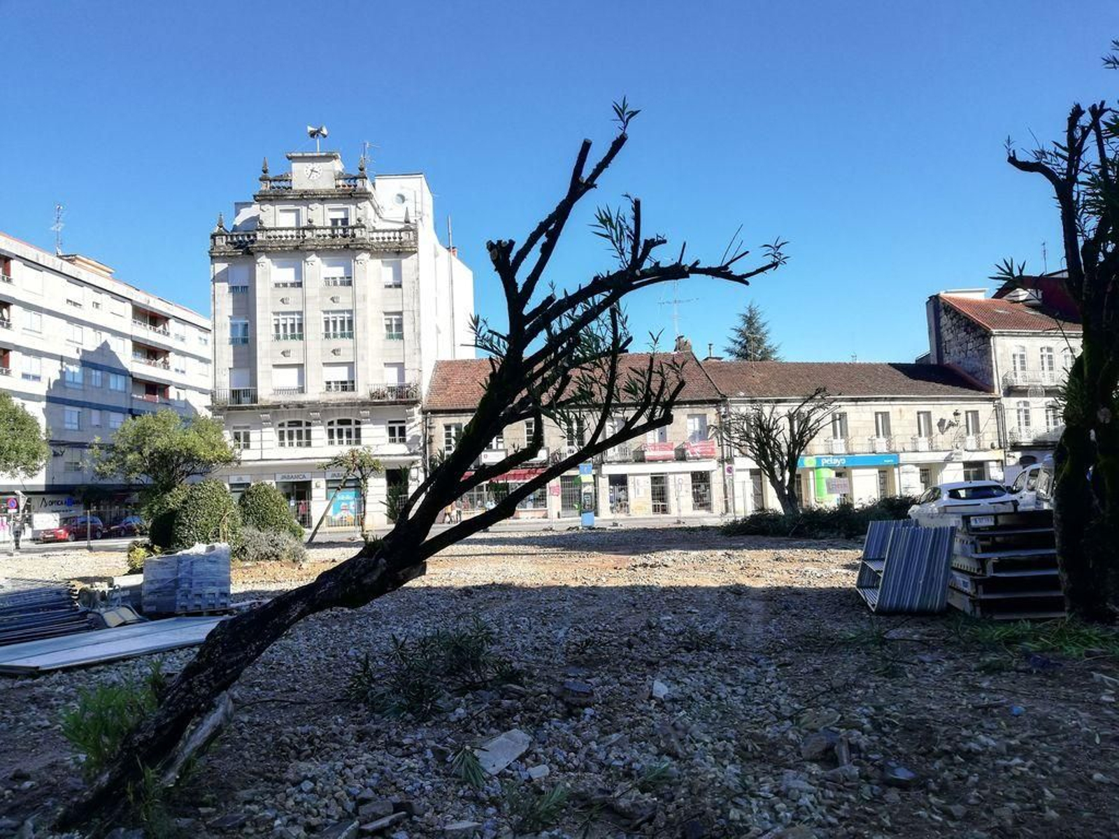 La piedra desaparecida del enlosado de la Plaza Bugallal, se cabiará por hormigón lavado.